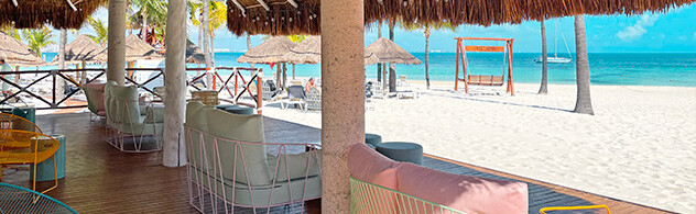 Relájese en los restaurantes con vista en Cancún, como Deck Bar.