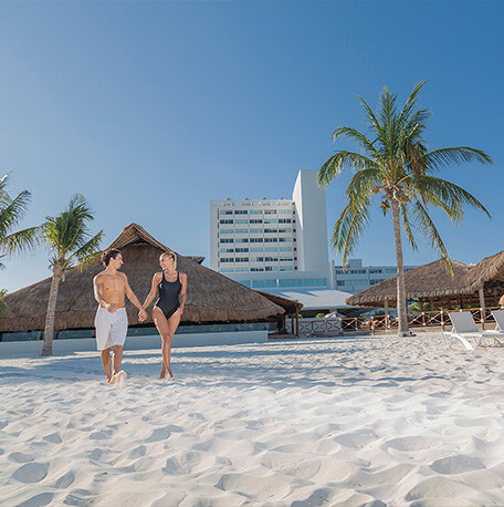 Playa de aguas cristalinas, una de las atracciones turísticas Cancún