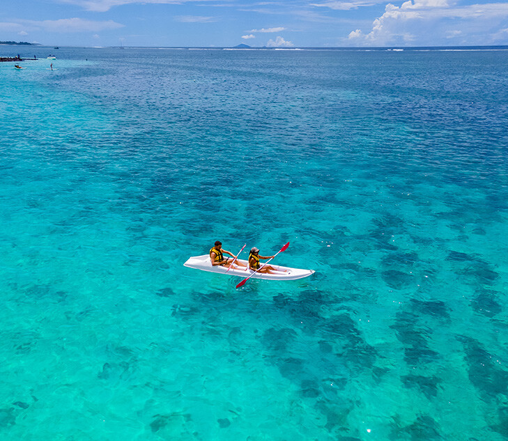 Deportes acuáticos que puedes practicar en Cancún: kayak en el mar turquesa