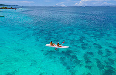 Deportes acuáticos que puedes practicar en Cancún: kayak en el mar turquesa