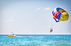 Qué hacer en Cancún: parasailing con vista al Caribe