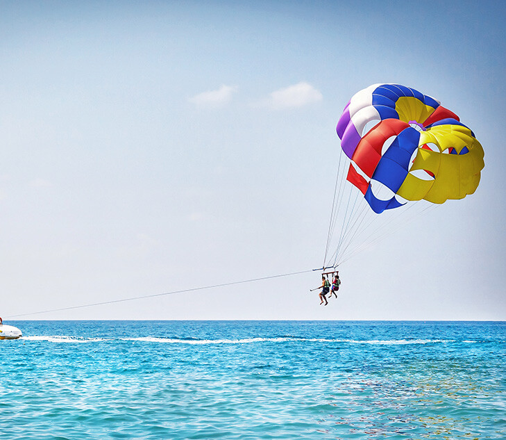 Qué hacer en Cancún: parasailing con vista al Caribe